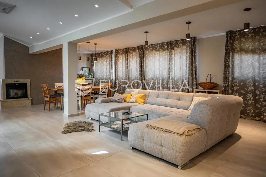 Istra, Medulin, višesoban penthouse s predivnom terasom i pogledom