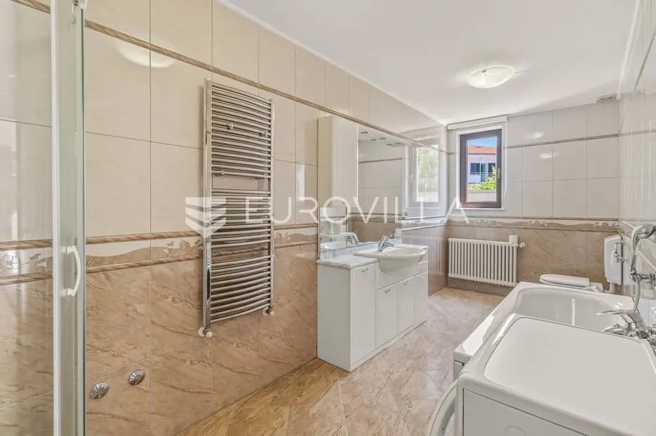 istra, umag - unikatna villa nkp 400 m2 na svega 30 m od mora - slika 41