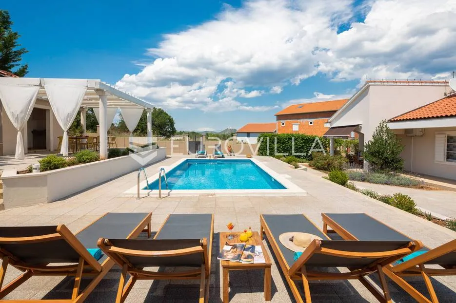 vodice, mediteranska vila s uređenim vrtom, bazenom i pogledom na more - slika 3