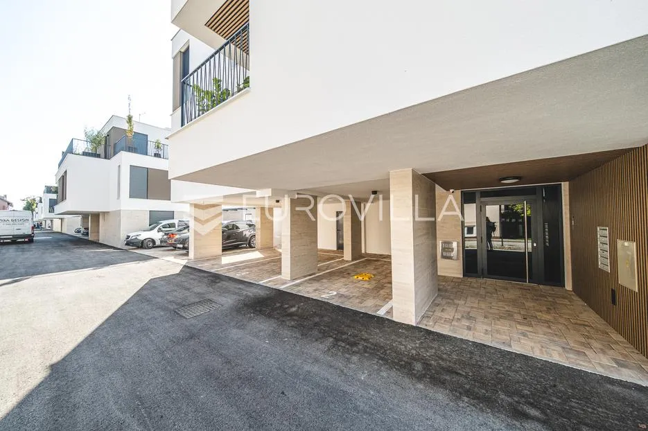 blato, novouređen trosoban penthouse nkp 68 m2 - slika 18