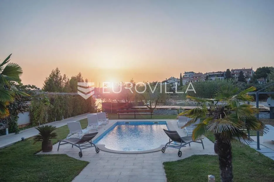 pula, prekrasna villa s najboljom pozicijom - prvi red do mora - slika 16