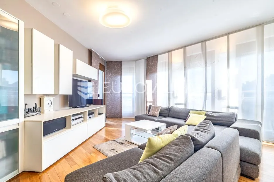 Zagreb, Ravnice, prekrasan peterosoban stan s garažom, neto korisne površine 115 m²