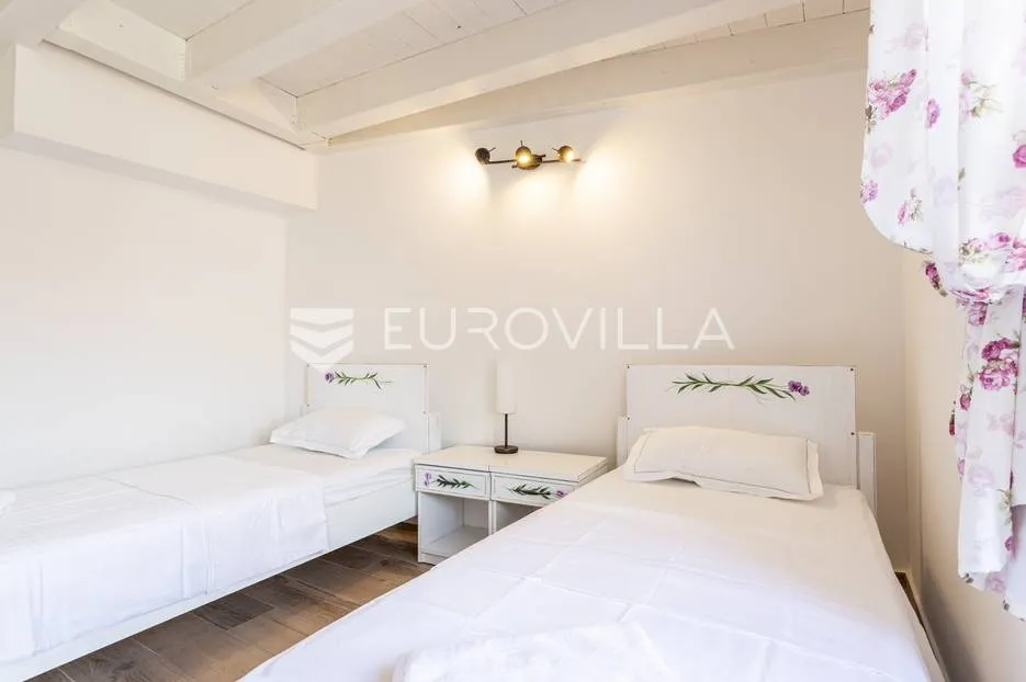 hvar, vrbanj, renovirana kamena kuća - slika 21