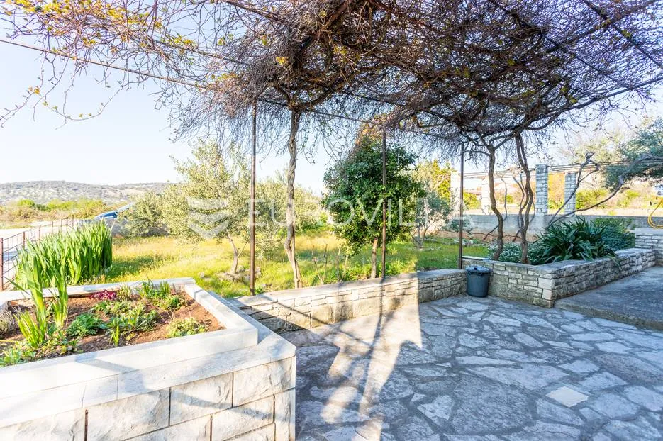 brač, kuća s dvorištem na lijepoj lokaciji - slika 26