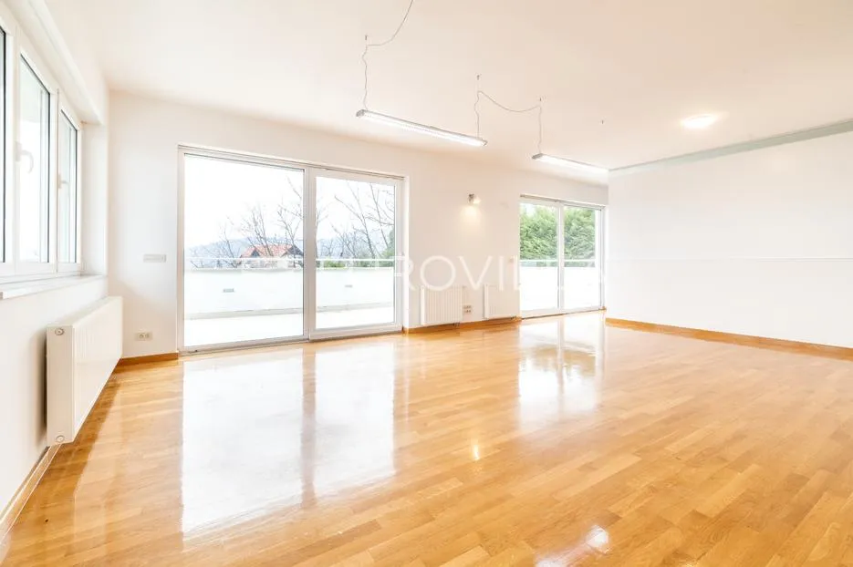 Zagreb, Gajnice, dvoetažna kuća novije gradnje s tri stana, površine 453 m², vrtom i garažom