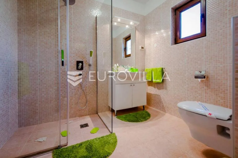 istra, rovinj, kuća 360 m2 s tri stana i zasebnom kućicom, izuzetna lokacija - slika 32