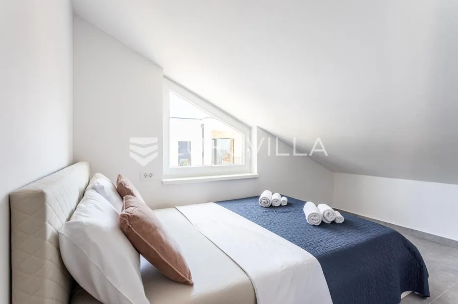 rogoznica, zečevo, kuća s 4 stana i podrumom, 366,81 m² - slika 8
