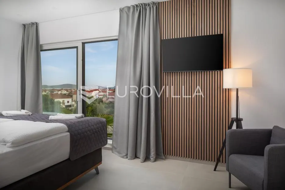vodice, moderna vila s bazenom i pogledom na more, 332,92 m² - slika 11