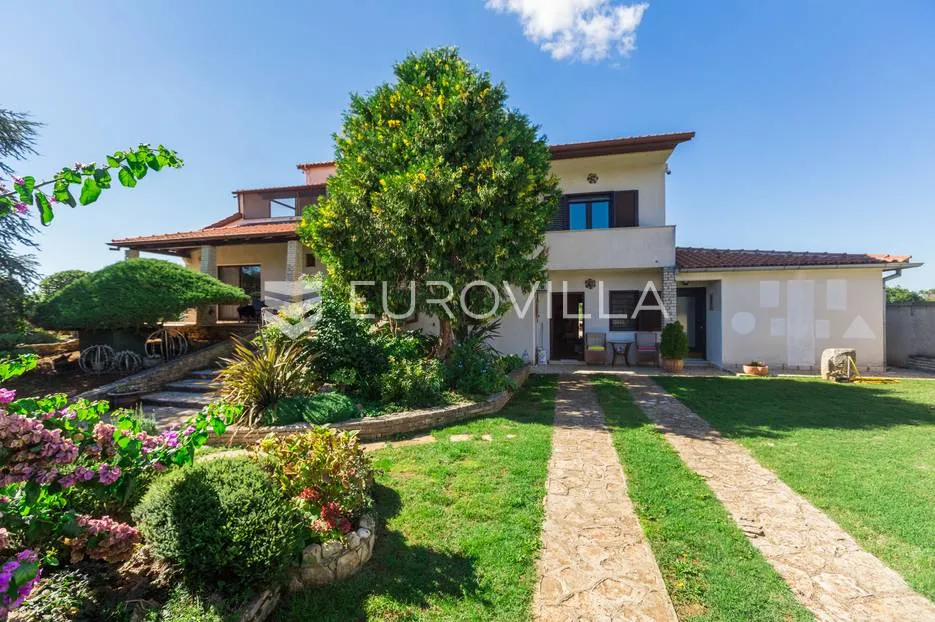 pula, veli vrh, vila s 4 odvojena apartmana, bazenom i velikom okućnicom - slika 11