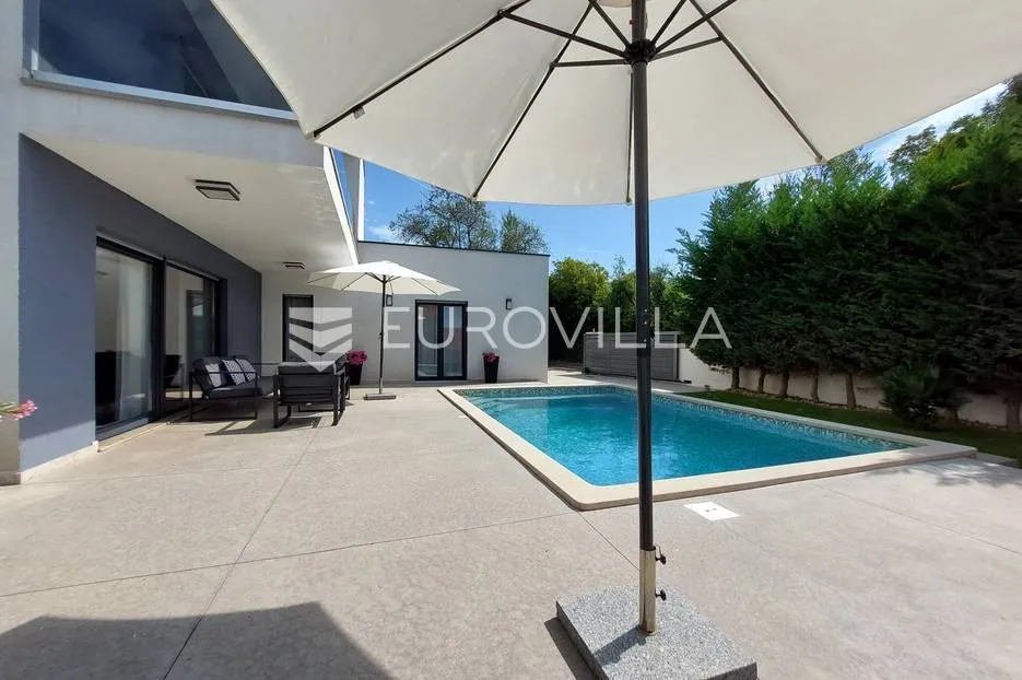 šišan, moderna villa s bazenom na mirnoj lokaciji - slika 19