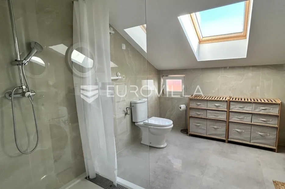 zadar, diklo, uređen dvosobni stan na drugom katu, 74 m² - slika 8