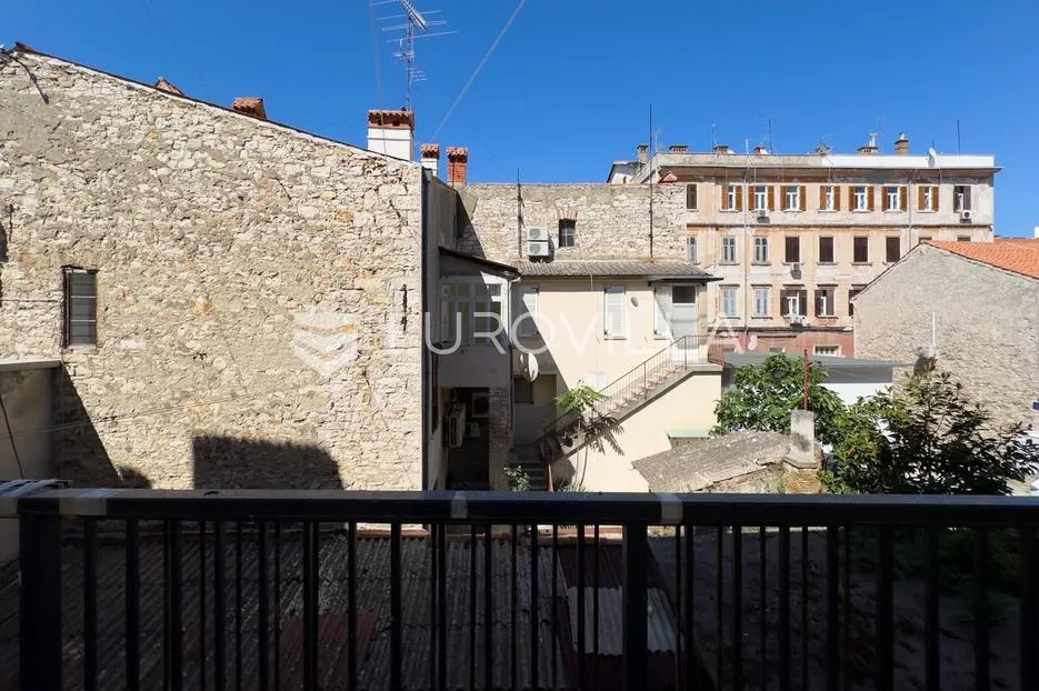 istra, pula, u centru grada moderno opremljen trosobni stan 85 m² - slika 5