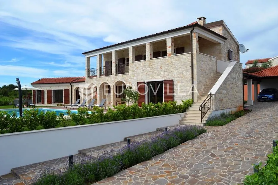 istra, tinjan, predivna kamena vila s bazenom na velikoj uređenoj okućnici, pogled na prirodu - slika 4
