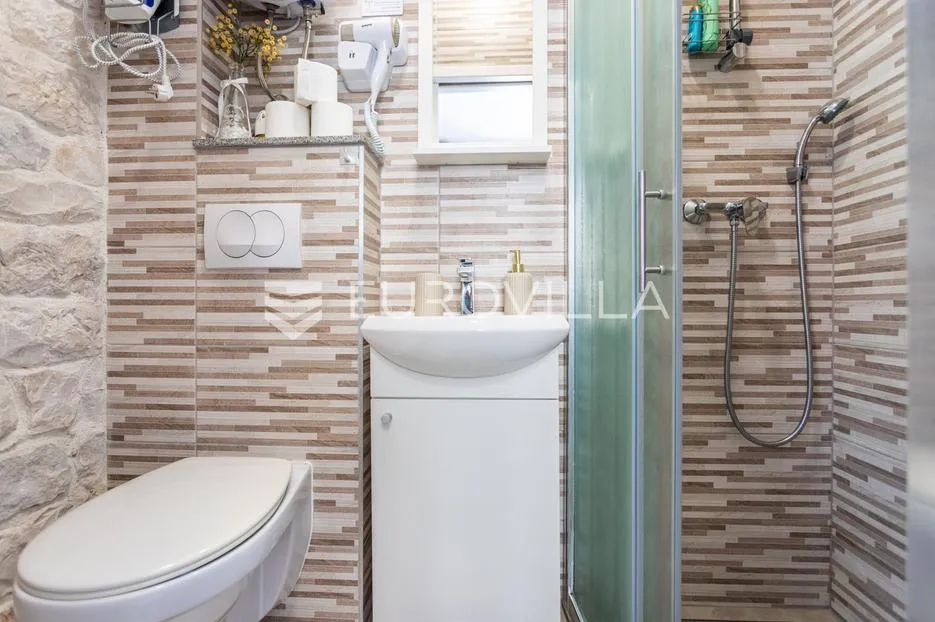 trogir, tri studio apartmana u centru grada - slika 4