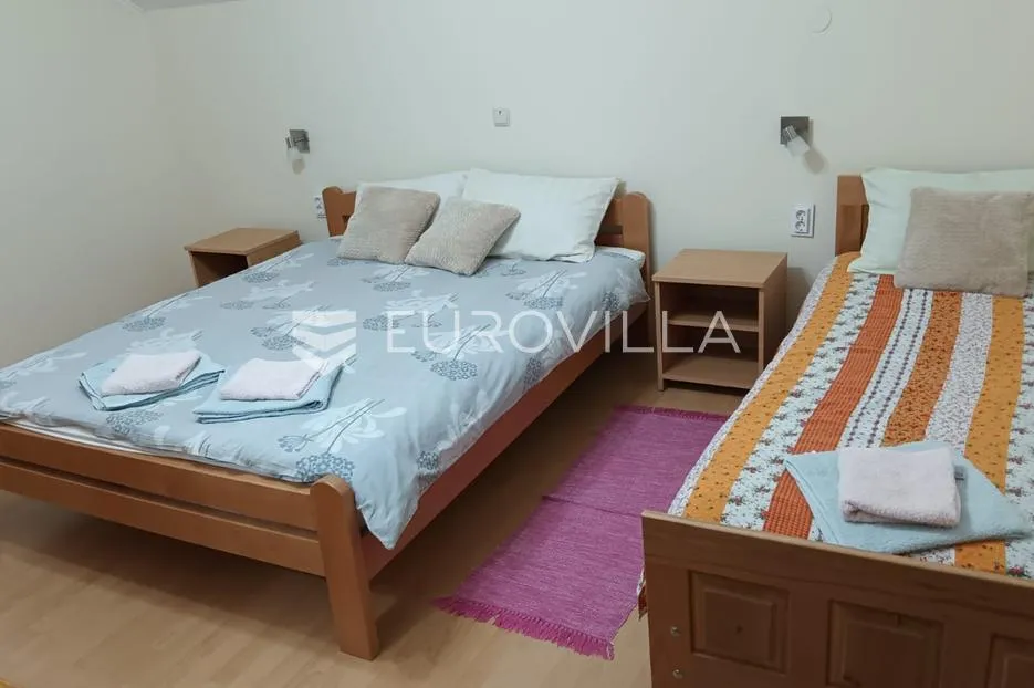 rakovica, kuća 220 m², 3 odvojena stana - slika 6