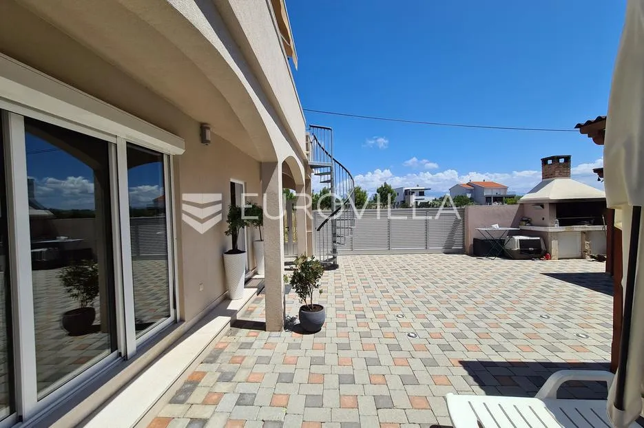 zadar, privlaka, moderna kuća sa tri apartmana u blizini mora - slika 36