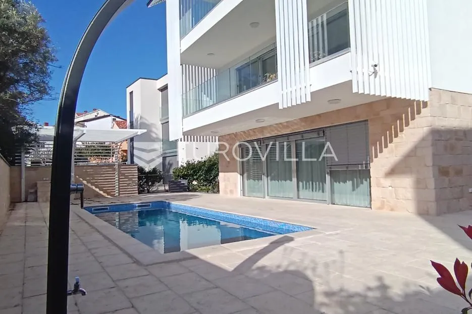 krk, luksuzan stan s bazenom, 113 m² novogradnja - slika 35