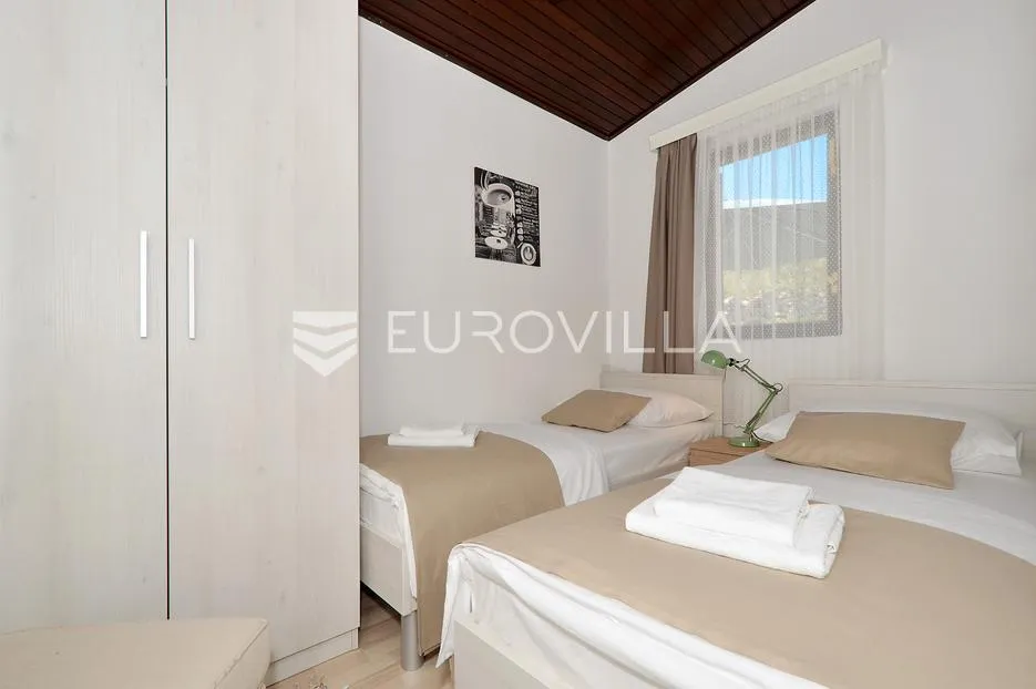 drvenik veliki, lijepa kuća s velikim dvorom i dodatno građevnom parcelom - slika 14