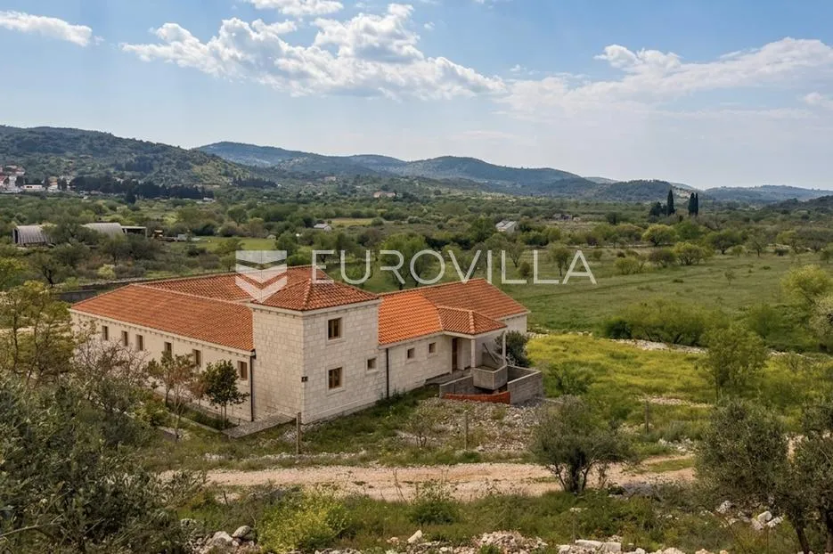 Brač, Nerežišća, kamena vila na prostranom imanju od 28.122 m²