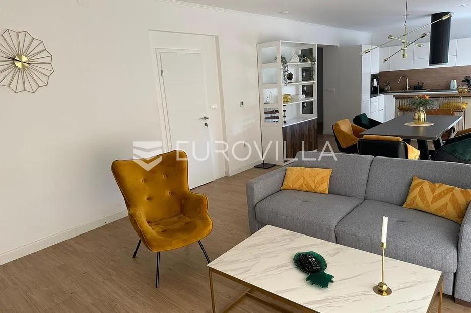 split, gripe, komforan renoviran trosoban stan s garažom - slika 8