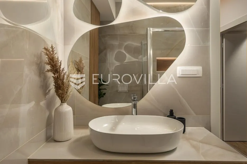 rijeka, centar, novouređen luksuzan stan nkp 98 m2 s tri apartmana - slika 11