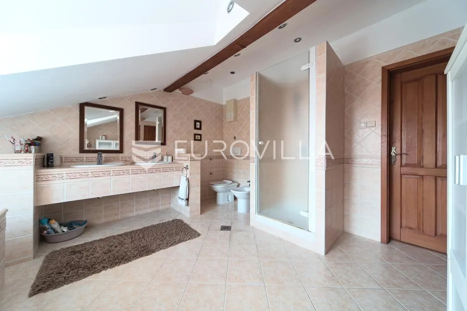 osijek, donji grad, prostrana kuća s dvorištem površine 403 m² - slika 34