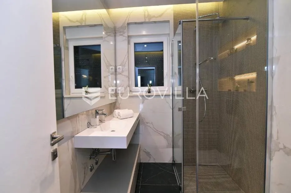 opatija, centar, moderno uređen trosoban stan nkp 85 m2 - slika 4