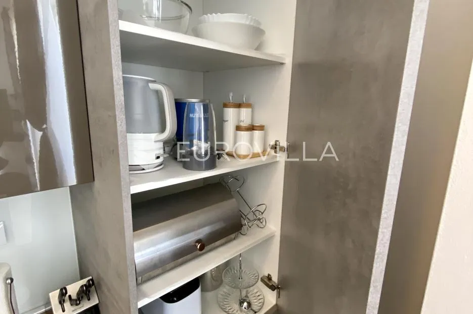 istra, pula, luksuzan, moderno opremljen trosoban stan 85 m² - slika 44