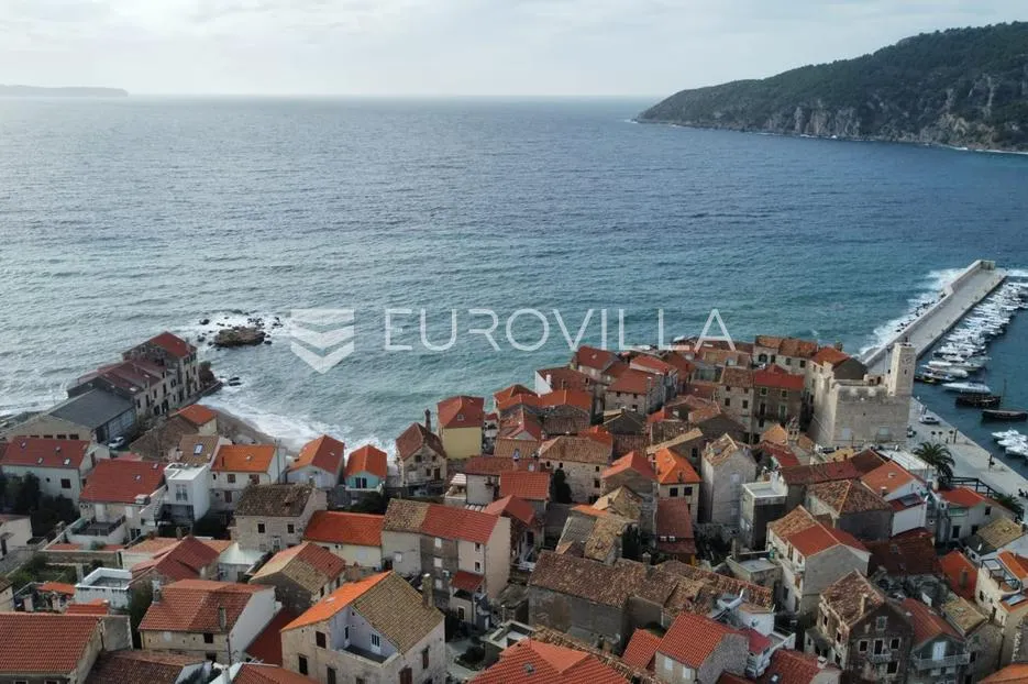 vis, komiža, tradicionalna kamena kuća na plaži - slika 10