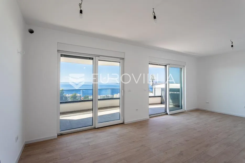 makarska, useljiv dvosoban stan s panoramskim pogledom na more i cijelu makarsku - slika 3