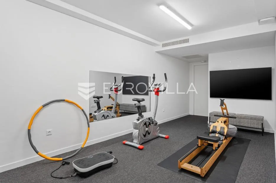 jesenice, moderna dvojna vila s bazenom - slika 17