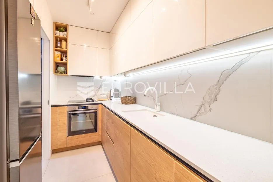zagreb, britanac prekrasan trosoban stan 75 m² sa garažom - slika 8