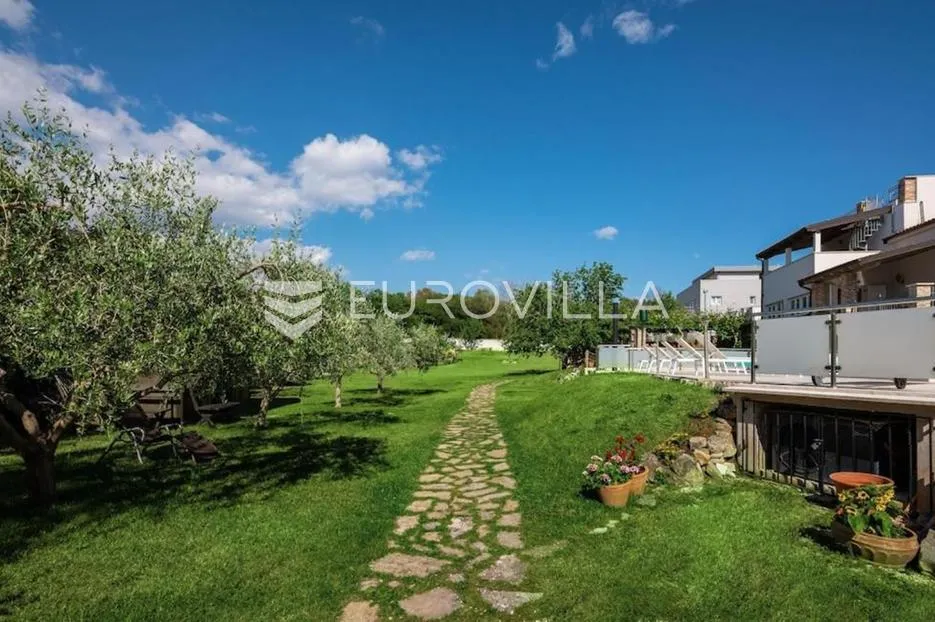 banjole, prekrasna uređena kuća nkp 350 m2 na velikoj okućnici od 3300 m2 - slika 11