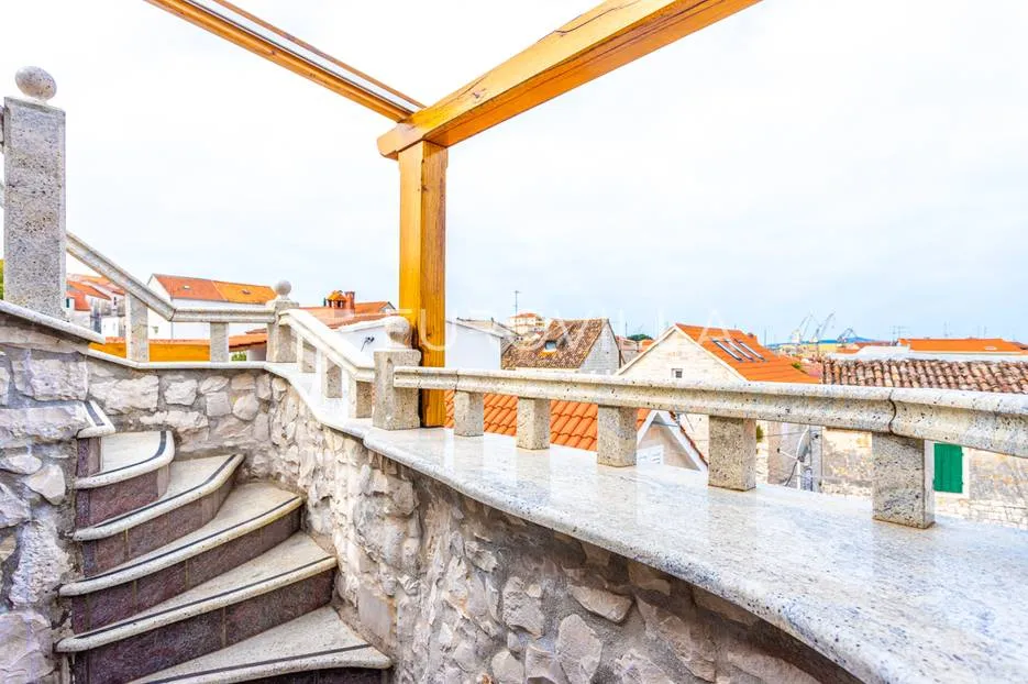 trogir, autohtona kamena kuća s pogledom na more - slika 29