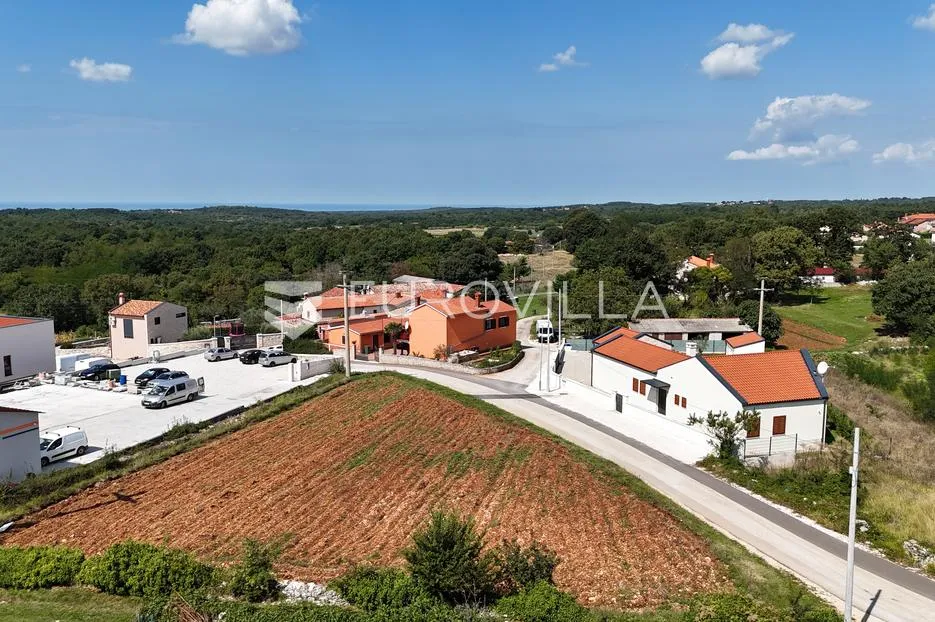 Istra, Tinjan – Građevinsko zemljište uz cestu, mirna lokacija, pogled na more