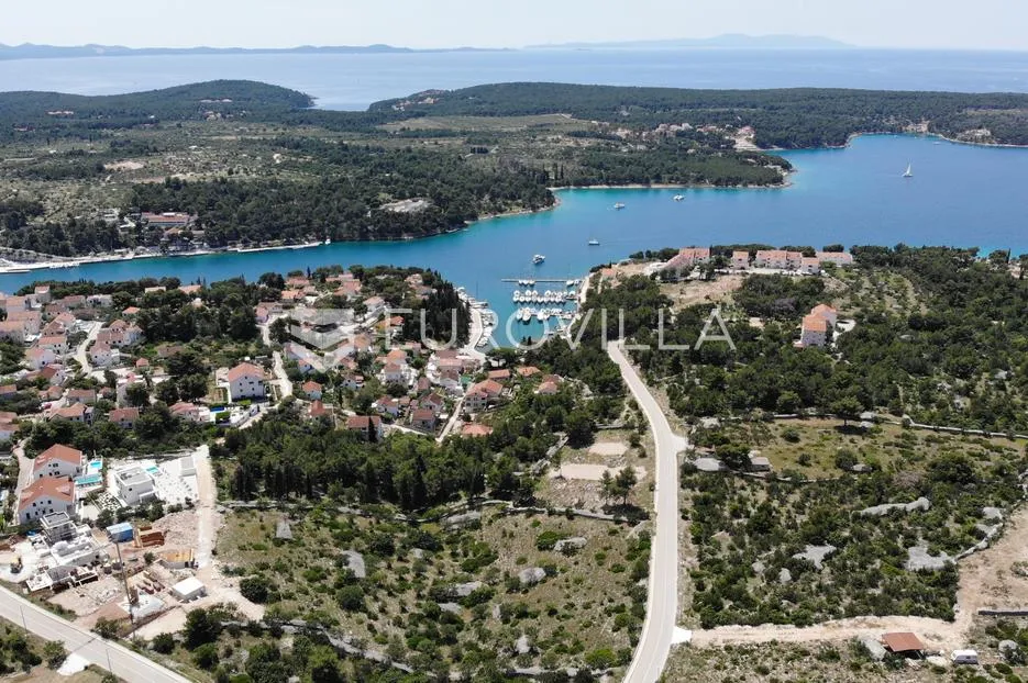 Milna, otok Brač - investicijsko zemljište (10 930 m2)