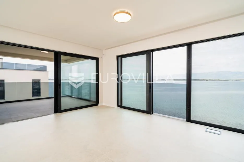 Zadar, Privlaka, luksuzni dvosoban stan 1. red do mora, 114,01 m²
