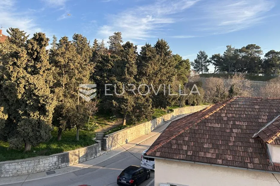 split, gripe, trosoban stan 60 m², iznimna lokacija, potencijal za renovaciju - slika 3