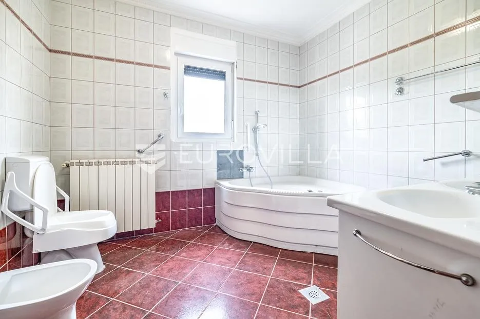 remete, objekt 1.050 m², idealan za vrtić/dom - slika 12