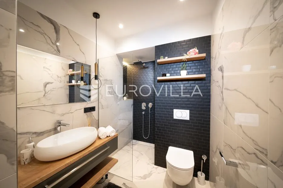 rijeka, centar, novouređen luksuzan stan nkp 115 m2 s tri apartmana - slika 10