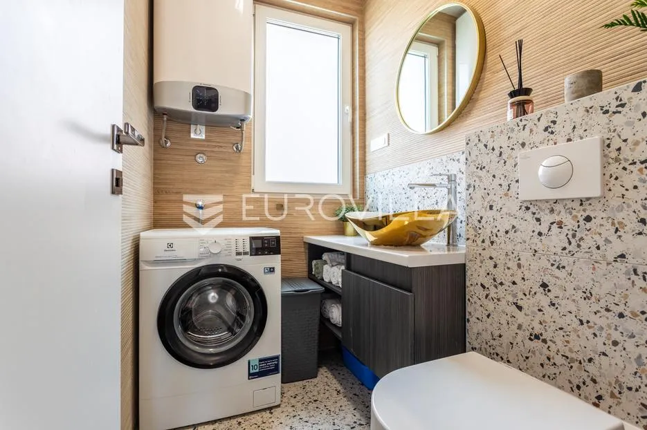 čiovo, okrug gornji, dizajnerski uređen dvosoban stan s krovnom terasom pogled na more, jacuzzi - slika 8