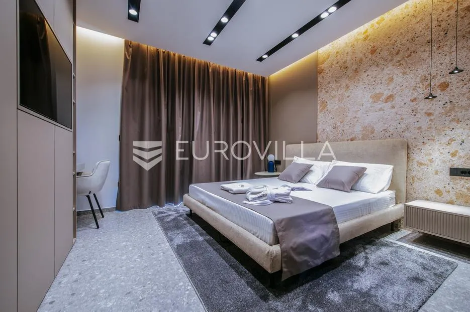 zadar, luksuzna vila s bazenom, savršen spoj elegancije i komfora - slika 28