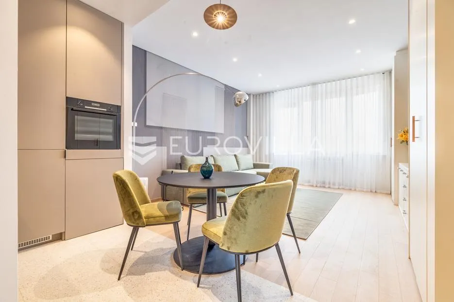 strogi centar, pješačka zona, garsonijera 33 m², 4. kat, lift, parking - slika 3