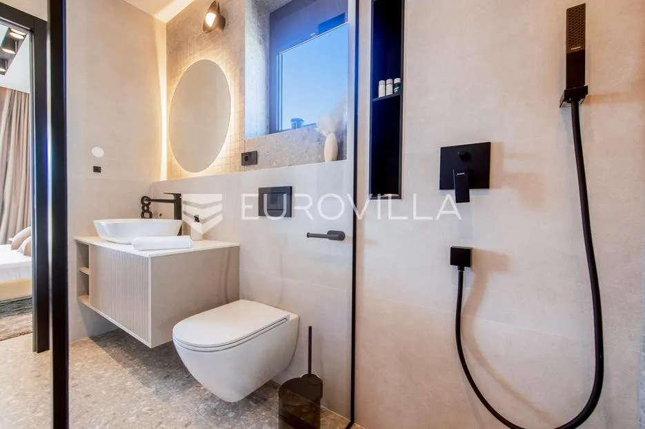 zadar, luksuzna vila s bazenom, savršen spoj elegancije i komfora - slika 37