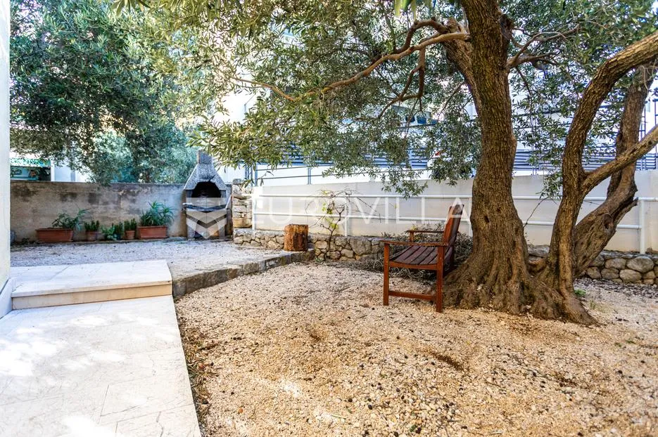 makarska, opremljen dvoetažni stan sa šest soba i privatnom garažom - slika 27