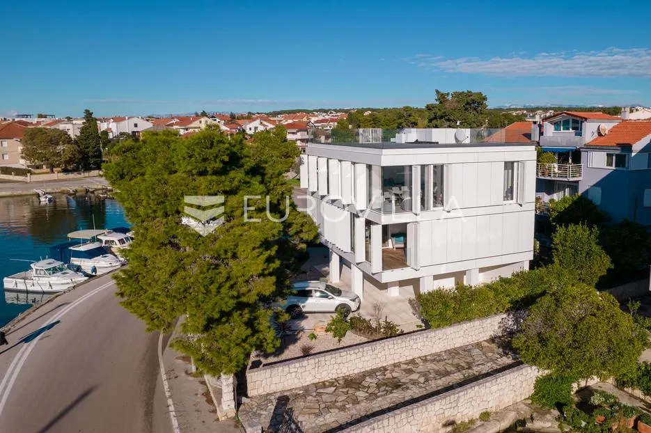 zadar, prvi red uz more — luksuzna dizajnerska vila s rooftop terasom - slika 7