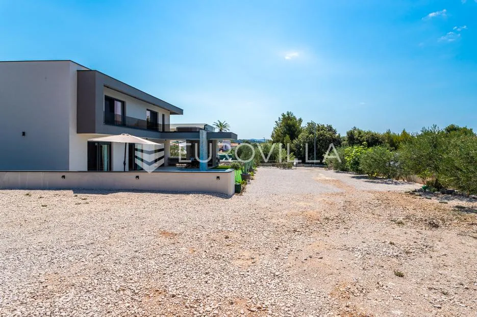 brodarica, moderna vila s bazenom, 283,62 m² - slika 39