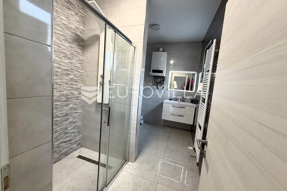 đakovo, centar, novouređena kuća 250 m² - slika 19