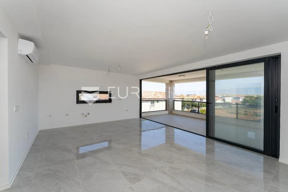 zadar, vir, luksuzna villa sa šest stambenih jedinica, samo 250m od mora - slika 27