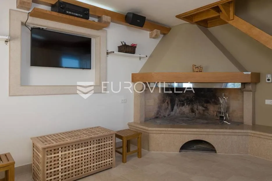 brač, prekrasna vila na jedinstvenoj lokaciji - slika 16